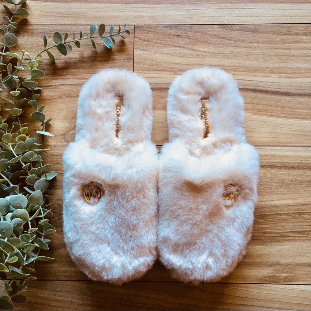 🌿Michael Kors White Fuzzy Slippers